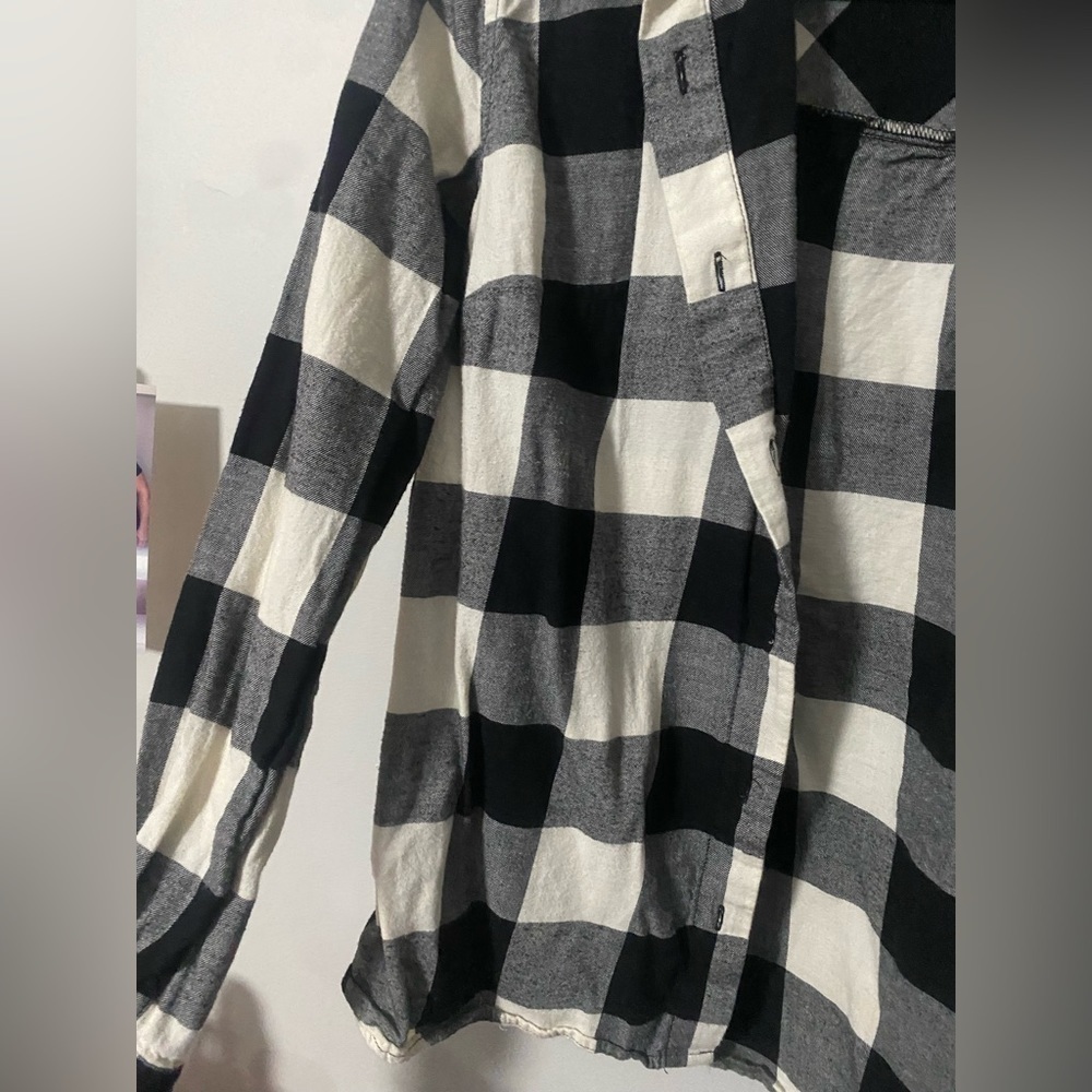 🏁DIVIDED by H&M black and white plaid shirt - Picture 3 of 4